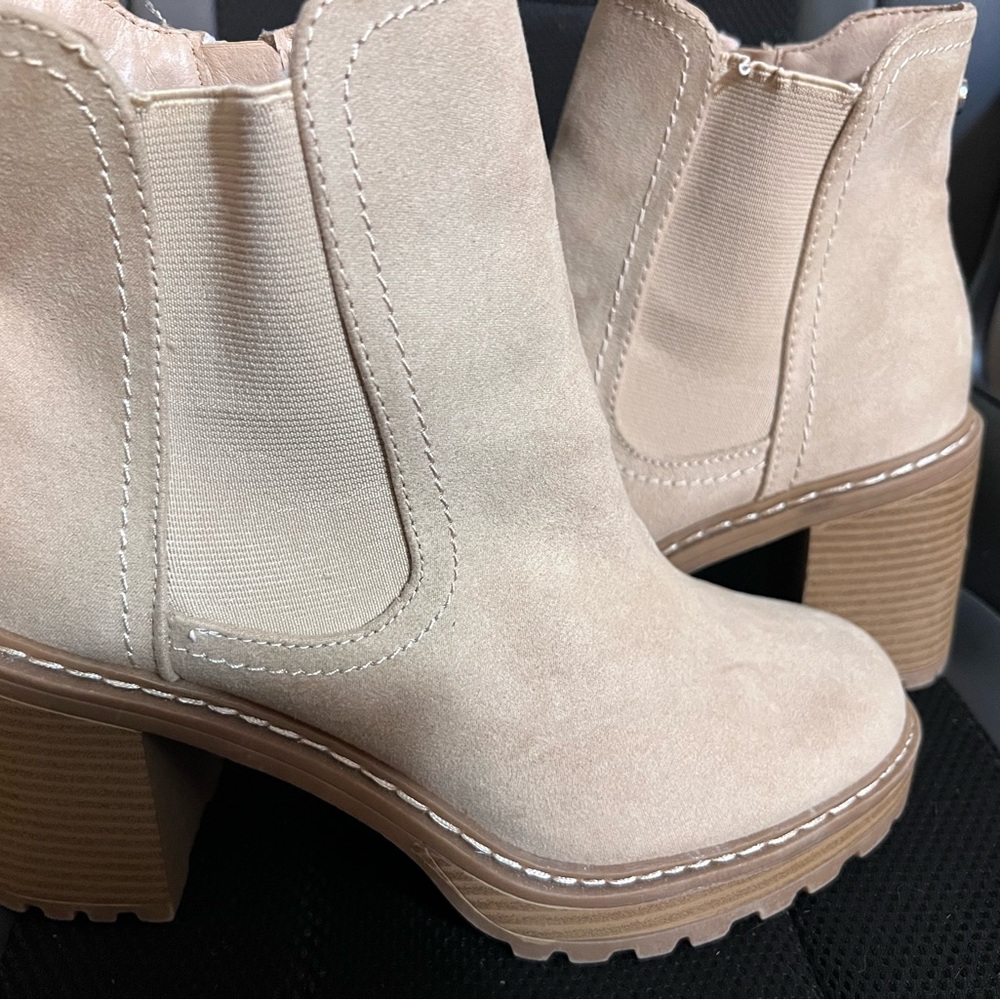 Madden NYC Chelsea Boot Size 9 Beige Chunky Heel